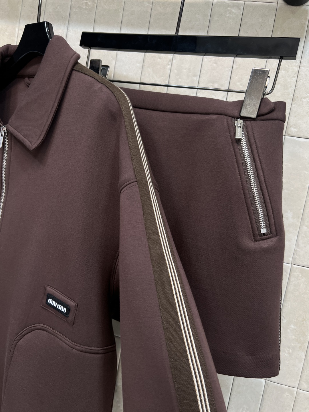 MIu家 25秋冬新款 休闲套装 翻领拉链外套+高腰短裙 一套上身时髦有型 经典的休闲版型 显瘦又精神利