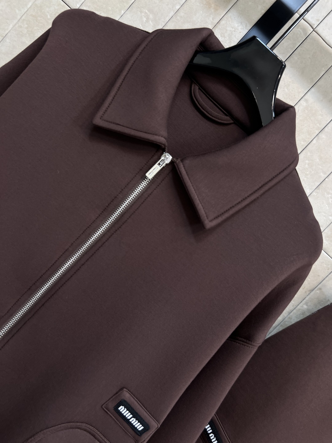 MIu家 25秋冬新款 休闲套装 翻领拉链外套+高腰短裙 一套上身时髦有型 经典的休闲版型 显瘦又精神利