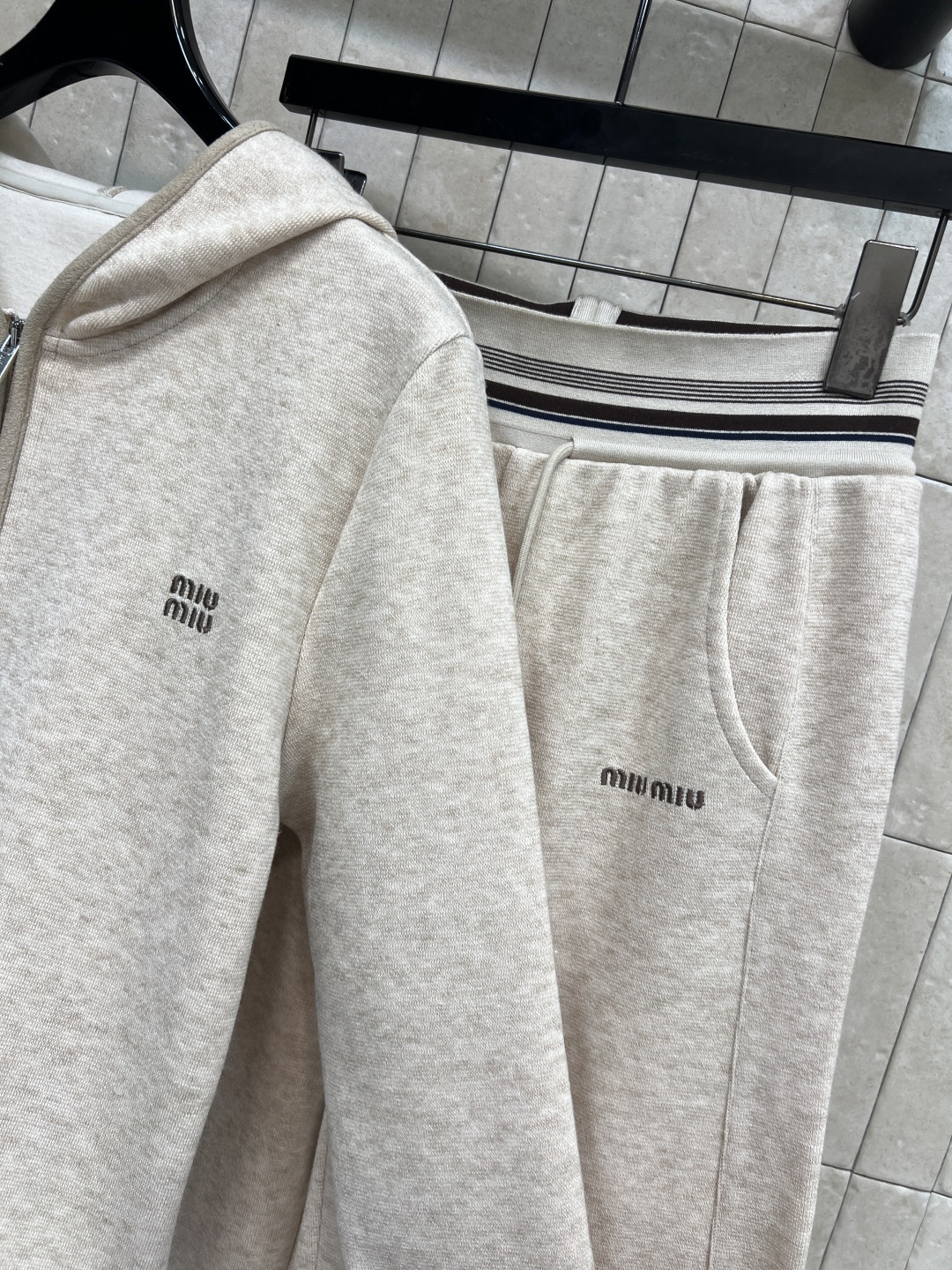 MIu家 25秋冬新款 休闲懒人套装 日常休闲都好看 连帽拉链卫衣+阔腿裤 柔软棉质面料 穿着舒适又透气