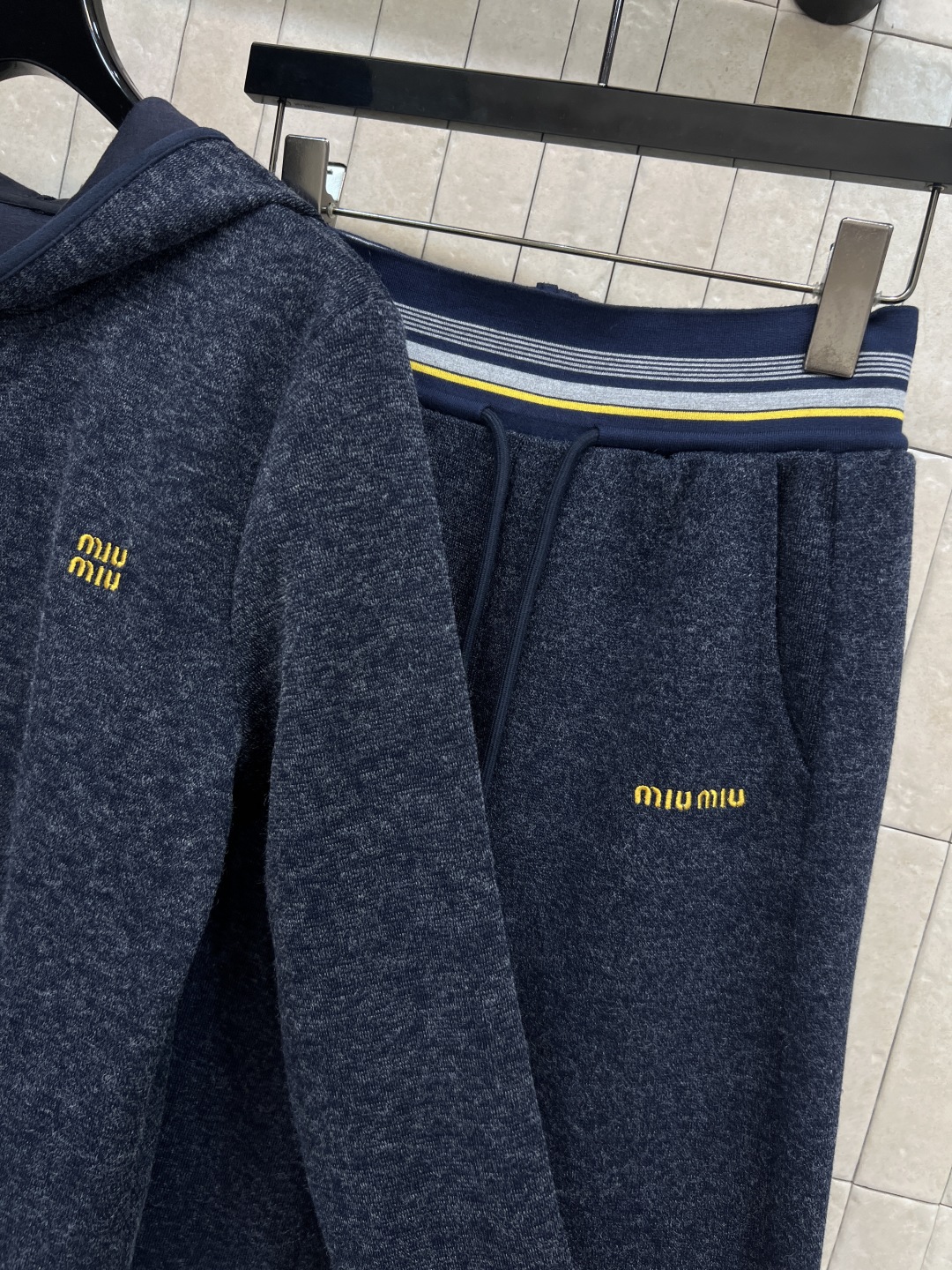 MIu家 25秋冬新款 休闲懒人套装 日常休闲都好看 连帽拉链卫衣+阔腿裤 柔软棉质面料 穿着舒适又透气