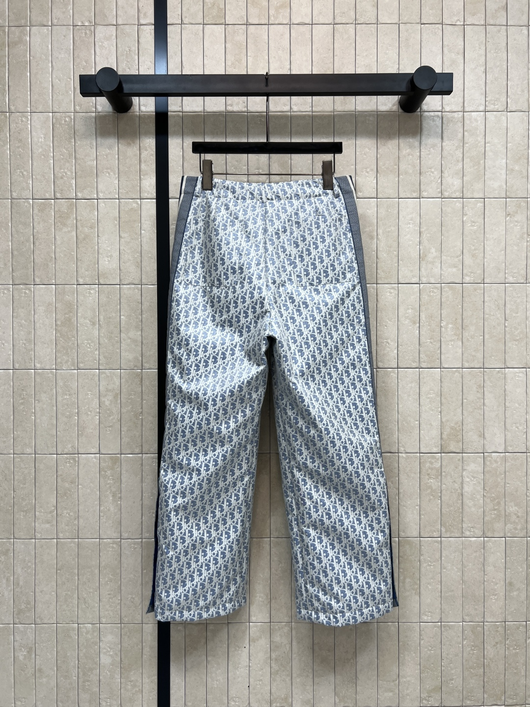 D家 25秋冬新款 D字母提花直筒夹棉裤 冬季也可以造型感满满的 经典蓝白老花提花面料 两侧“CHRIS