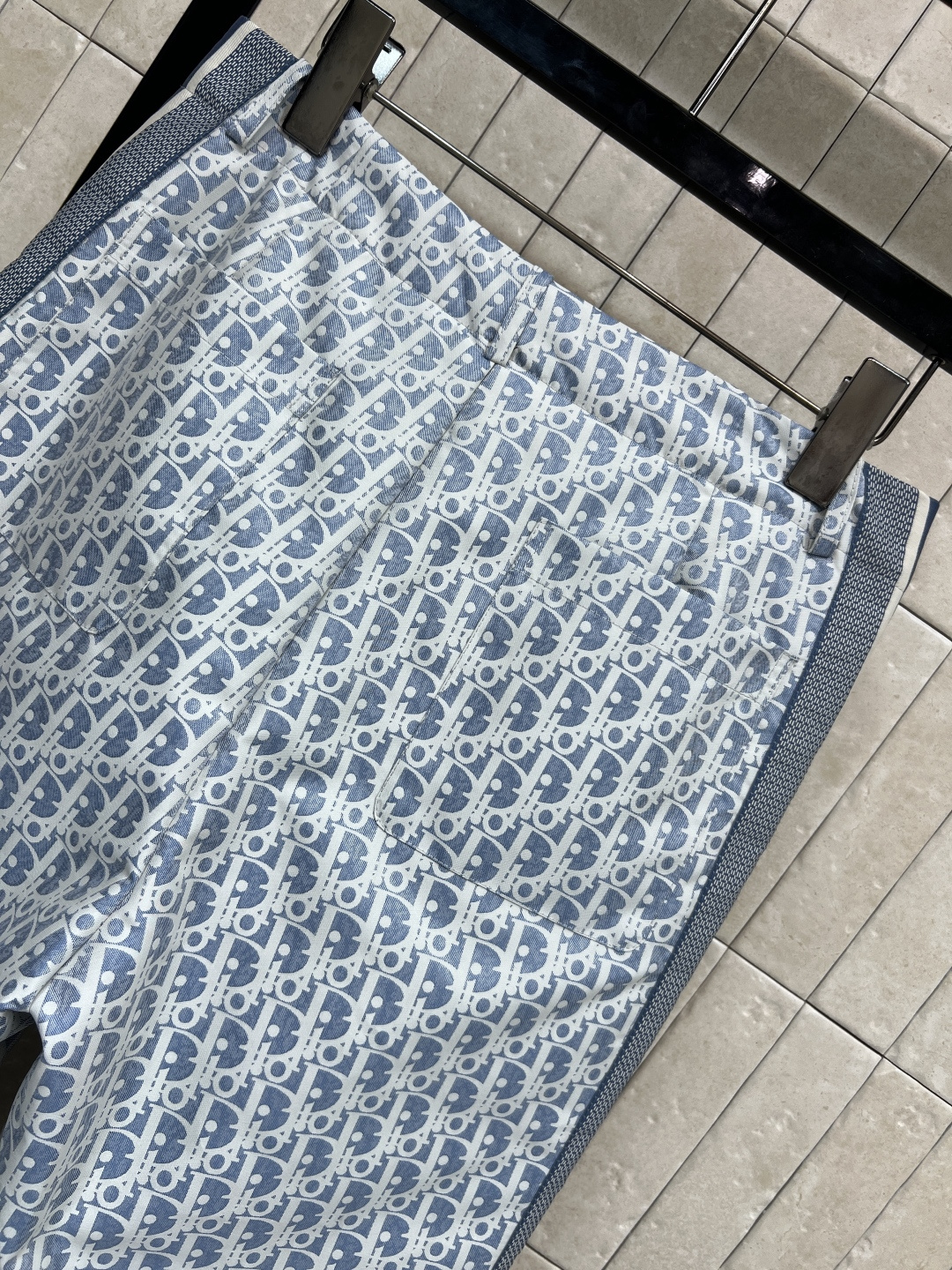 D家 25秋冬新款 D字母提花直筒夹棉裤 冬季也可以造型感满满的 经典蓝白老花提花面料 两侧“CHRIS