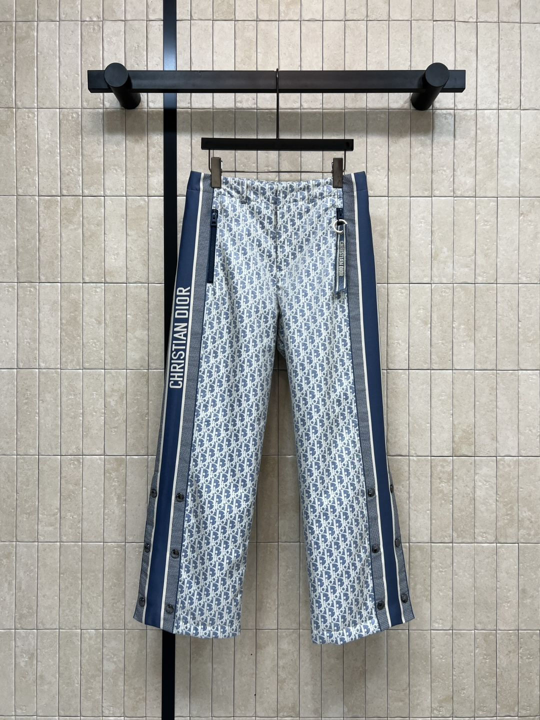 NO:570018,Djia 25 new autumn and winter D letter jacquard straight-leg quilted pants can also be styled in winter. Classic blue and white presbyopia jacquard fabric with 'CHRISTIAN DIOR' logo stripes on both sides. Full of fashion sense. The pants are filled with cotton. High-waisted straight pants. The corners are designed with snap buttons. Adjustable width. You can switch styles at will. Wear in winter to keep out the wind and keep warm. Can be paired with a series of jackets, three codes in one color.  SML (cotton pants),,dior,dior,jackets & coats,alexander wang19860909D家 25秋冬新款 D字母提花直筒夹棉裤 冬季也可以造型感满满的 经典蓝白老花提花面料 两侧“CHRISTIAN DIOR” 标志条纹 时尚感满分产 裤子是有充棉的 高腰直筒裤型 裤角是按扣设计 可调节宽度 随心切换风格 冬天穿挡风又保暖哦 可搭配一系列外套 一色三码 SML（棉裤）,,dior,dior,jackets & coats,alexander wang,Women's clothing