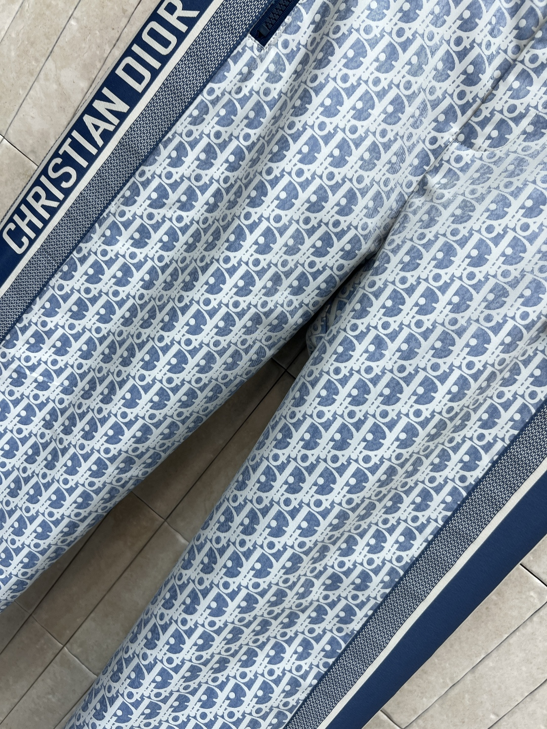 D家 25秋冬新款 D字母提花直筒夹棉裤 冬季也可以造型感满满的 经典蓝白老花提花面料 两侧“CHRIS