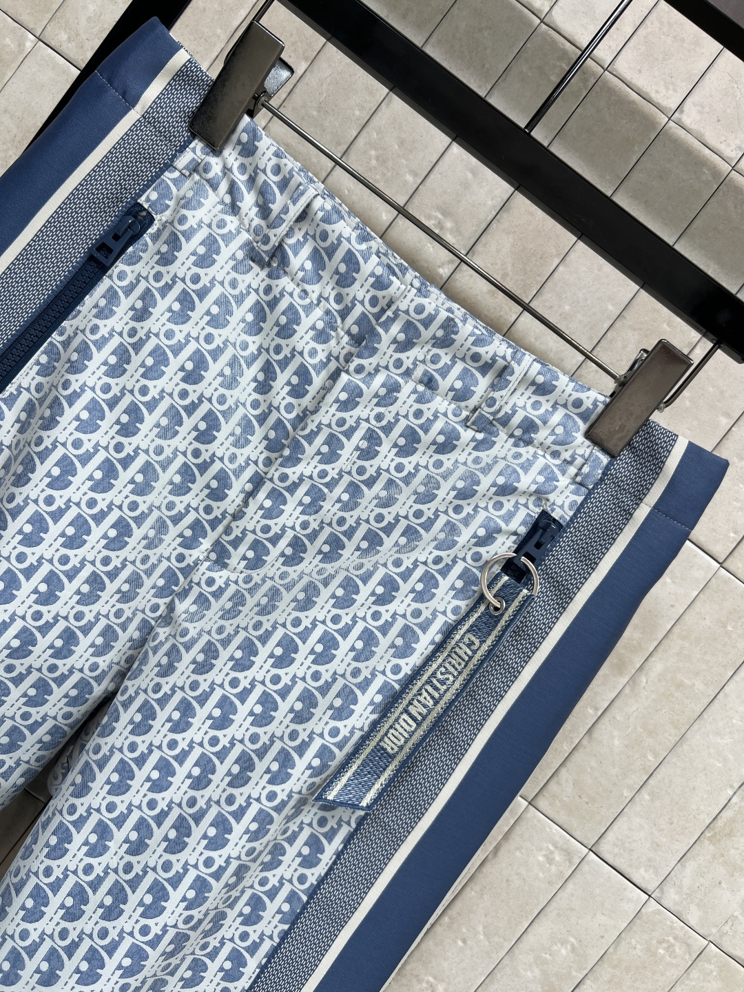 D家 25秋冬新款 D字母提花直筒夹棉裤 冬季也可以造型感满满的 经典蓝白老花提花面料 两侧“CHRIS