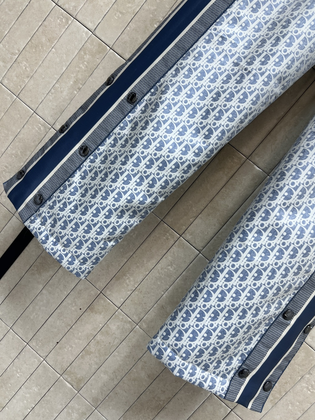 D家 25秋冬新款 D字母提花直筒夹棉裤 冬季也可以造型感满满的 经典蓝白老花提花面料 两侧“CHRIS