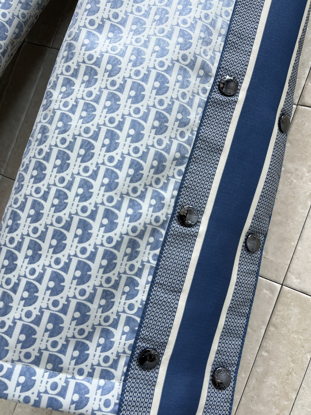 D家 25秋冬新款 D字母提花直筒夹棉裤 冬季也可以造型感满满的 经典蓝白老花提花面料 两侧“CHRIS