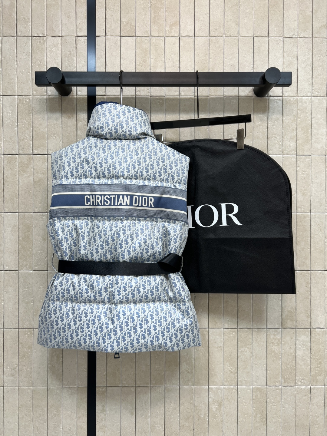 D家 25秋冬新款 D字母提花羽绒立领马甲 经典老花提花面料+小蜜蜂刺绣 品牌感满满！国标90羽绒填充 