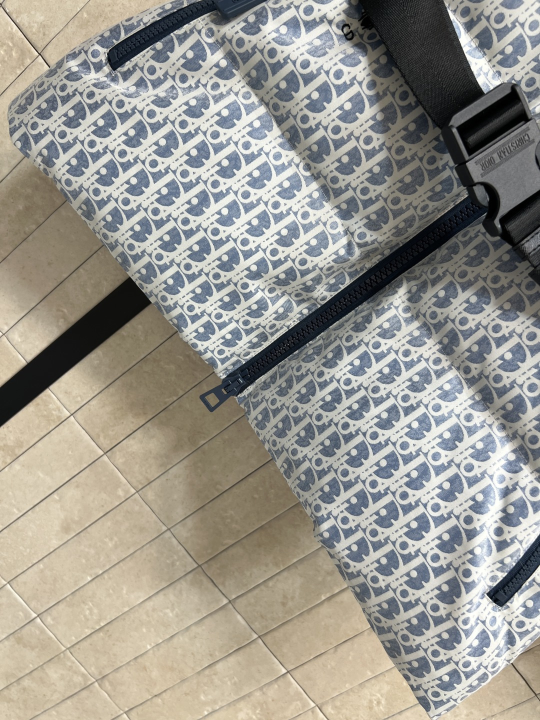 D家 25秋冬新款 D字母提花羽绒立领马甲 经典老花提花面料+小蜜蜂刺绣 品牌感满满！国标90羽绒填充 