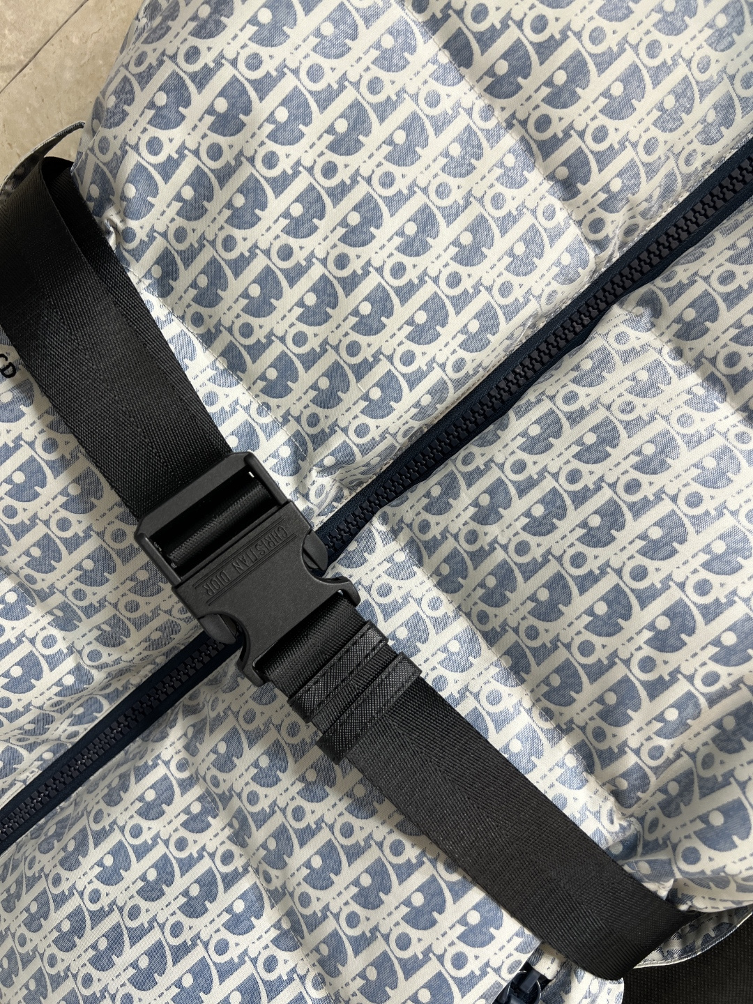 D家 25秋冬新款 D字母提花羽绒立领马甲 经典老花提花面料+小蜜蜂刺绣 品牌感满满！国标90羽绒填充 