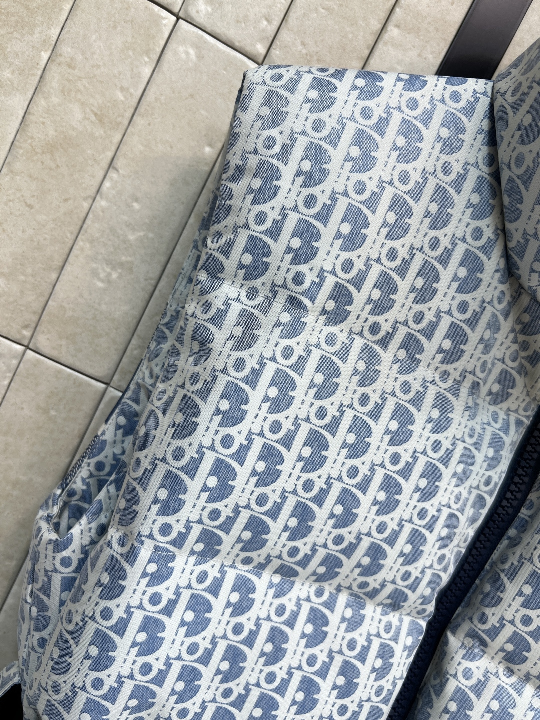 D家 25秋冬新款 D字母提花羽绒立领马甲 经典老花提花面料+小蜜蜂刺绣 品牌感满满！国标90羽绒填充 