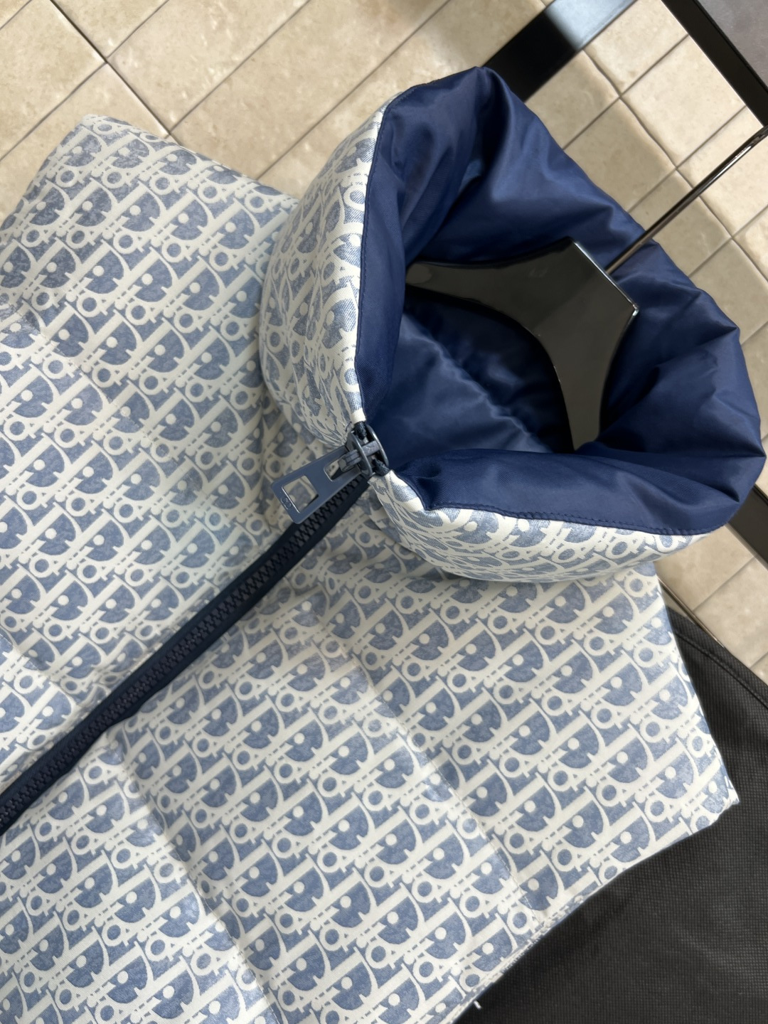 D家 25秋冬新款 D字母提花羽绒立领马甲 经典老花提花面料+小蜜蜂刺绣 品牌感满满！国标90羽绒填充 