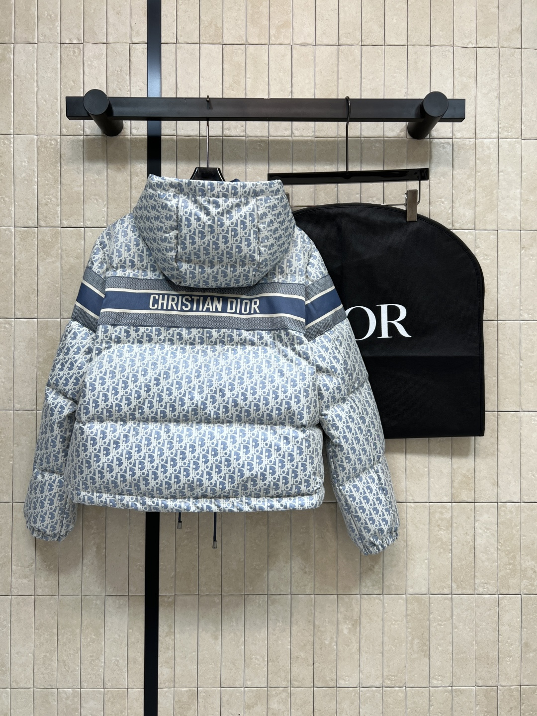 D家 25秋冬新款 D字母提花连帽羽绒服 经典老花提花面料+小蜜蜂刺绣 品牌感满满！背面有Christi