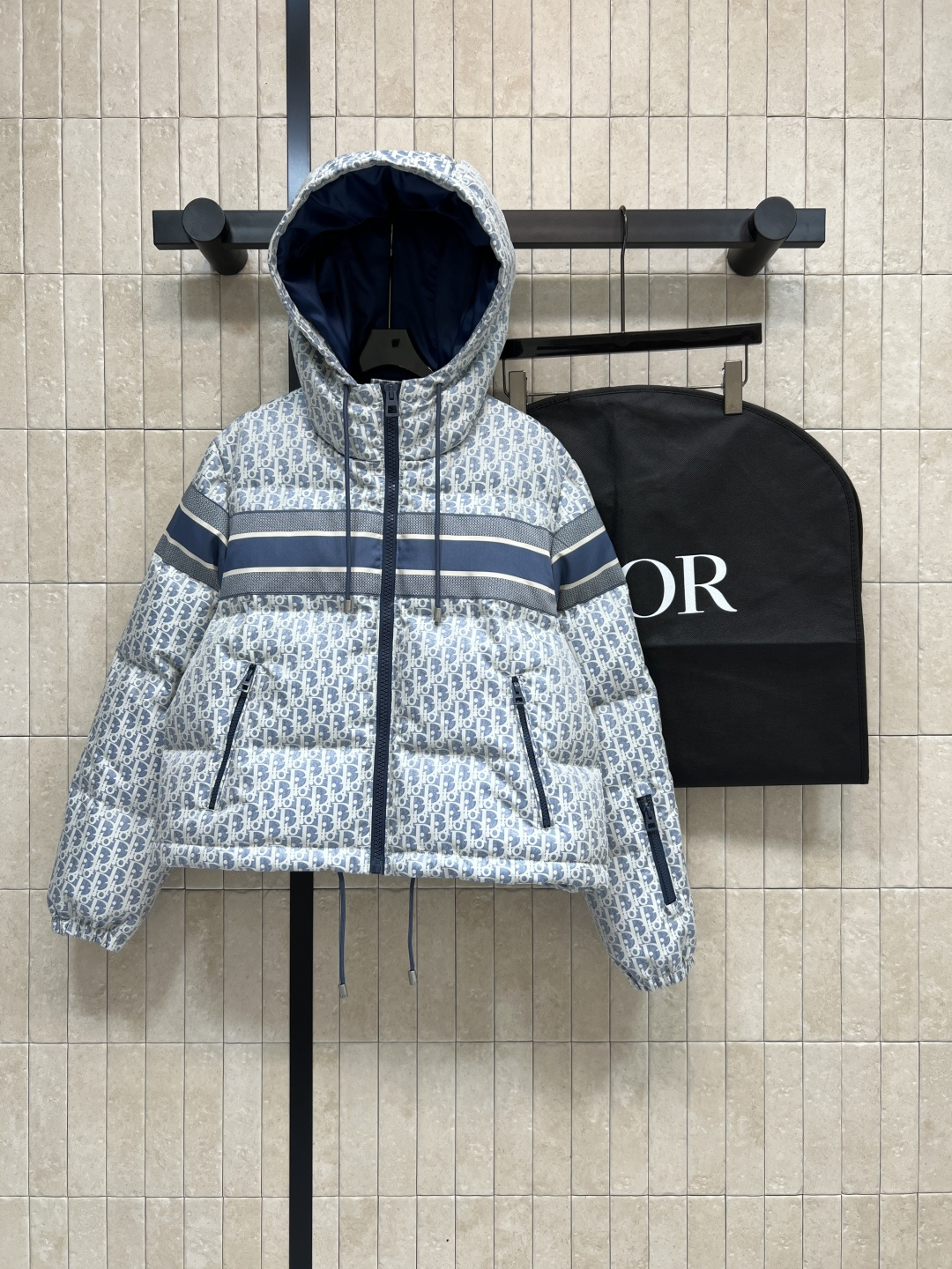 NO:570022,Comes with dust bag Djia 25 new autumn and winter D letter jacquard hooded down jacket, classic old flower jacquard fabric + little bee embroidery, full of brand sense!  There is a Christian Dior logo on the back, full of brand sense, national standard 90 down filling, online warmth retention, short hooded, loose fit, cuff zipper pockets, decoration, practical and fashionable!  Can be paired with cotton pants from the same series or for daily wear. Easily get a sophisticated look. Suitable for winter sports or daily commuting. Comes with dust bag in one color and three sizes. SML (white duck down), dior, dior, down jacket, hats, alexander wang19860909配防尘袋D家 25秋冬新款 D字母提花连帽羽绒服 经典老花提花面料+小蜜蜂刺绣 品牌感满满！背面有Christian Dior标志 品牌感满满 国标90羽绒填充 保暖力在线 短款连帽宽松版型 袖口拉链口袋 装饰 实用又时髦！可搭配同系列棉裤或日常穿搭 轻松get精致造型 冬季运动or日常通勤都很适合 配送防尘袋一色三码 SML（白鸭绒）,,dior,dior,down jacket,hats,alexander wang,Women's clothing