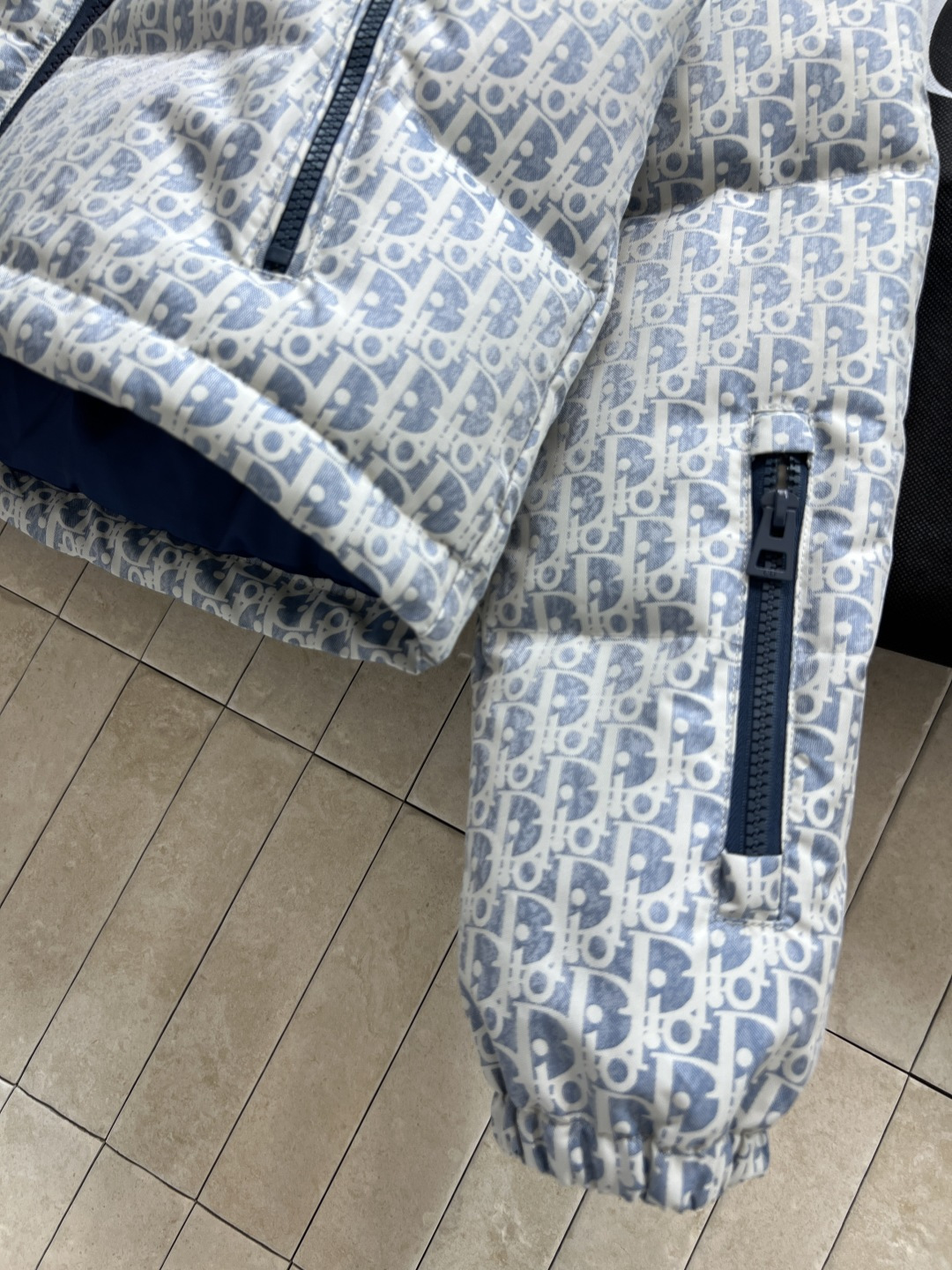 D家 25秋冬新款 D字母提花连帽羽绒服 经典老花提花面料+小蜜蜂刺绣 品牌感满满！背面有Christi