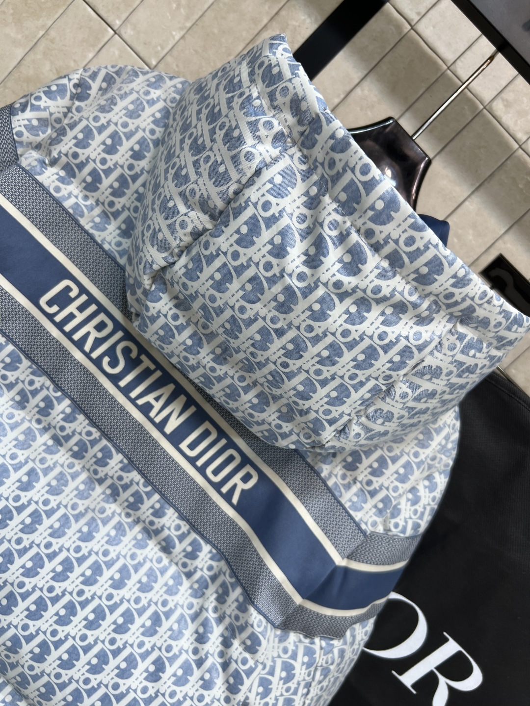 D家 25秋冬新款 D字母提花连帽羽绒服 经典老花提花面料+小蜜蜂刺绣 品牌感满满！背面有Christi