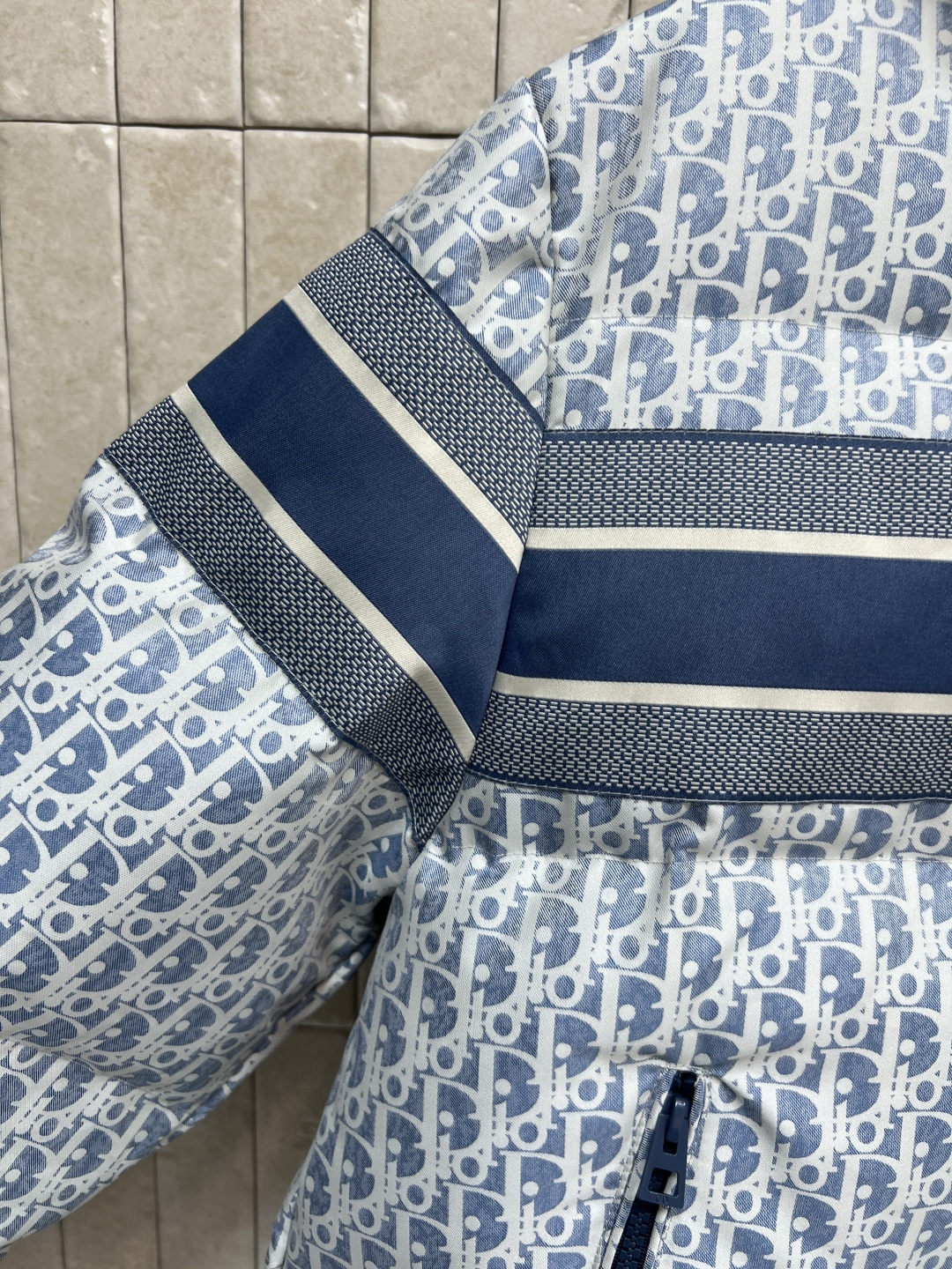 D家 25秋冬新款 D字母提花连帽羽绒服 经典老花提花面料+小蜜蜂刺绣 品牌感满满！背面有Christi