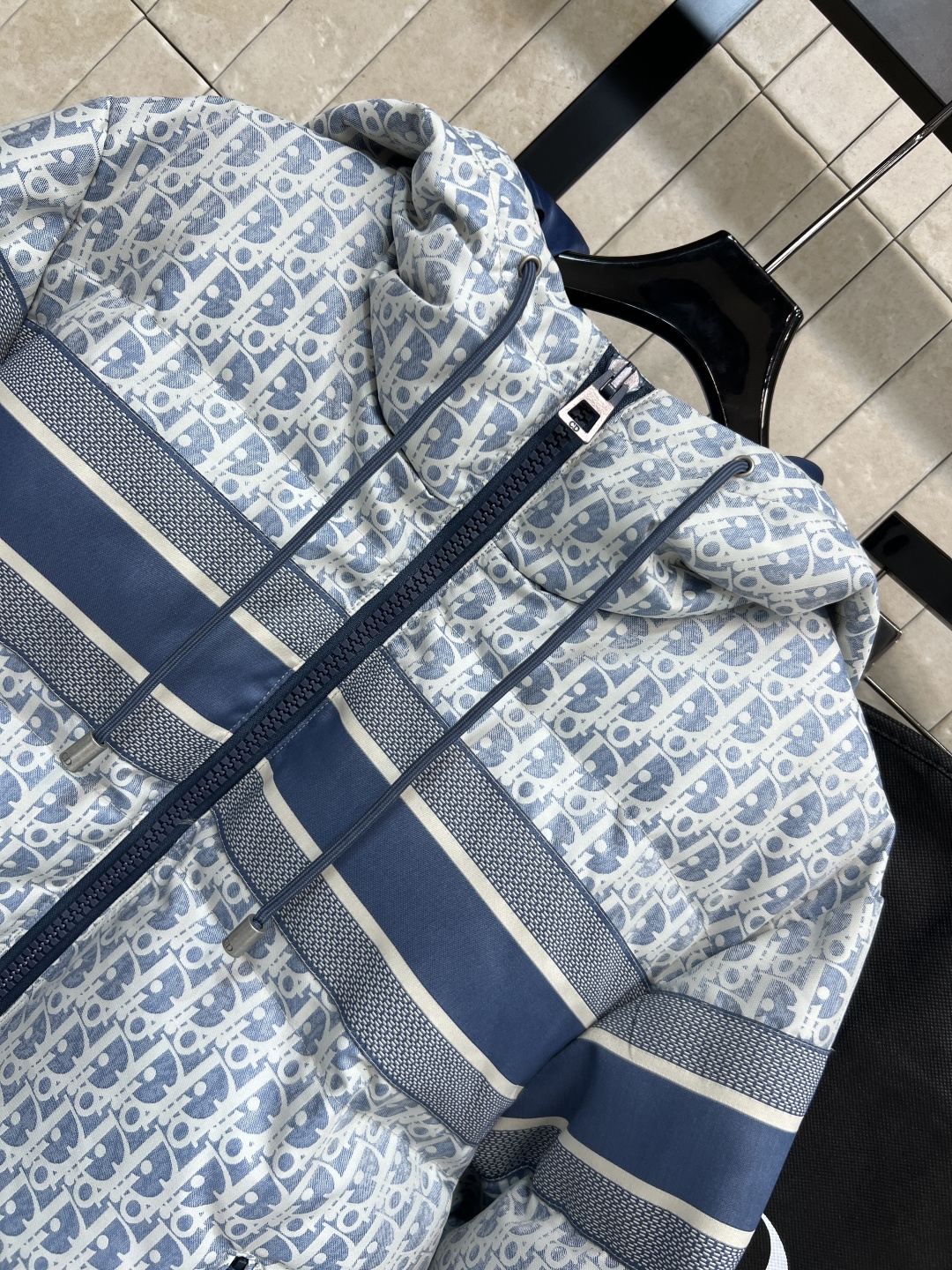 D家 25秋冬新款 D字母提花连帽羽绒服 经典老花提花面料+小蜜蜂刺绣 品牌感满满！背面有Christi