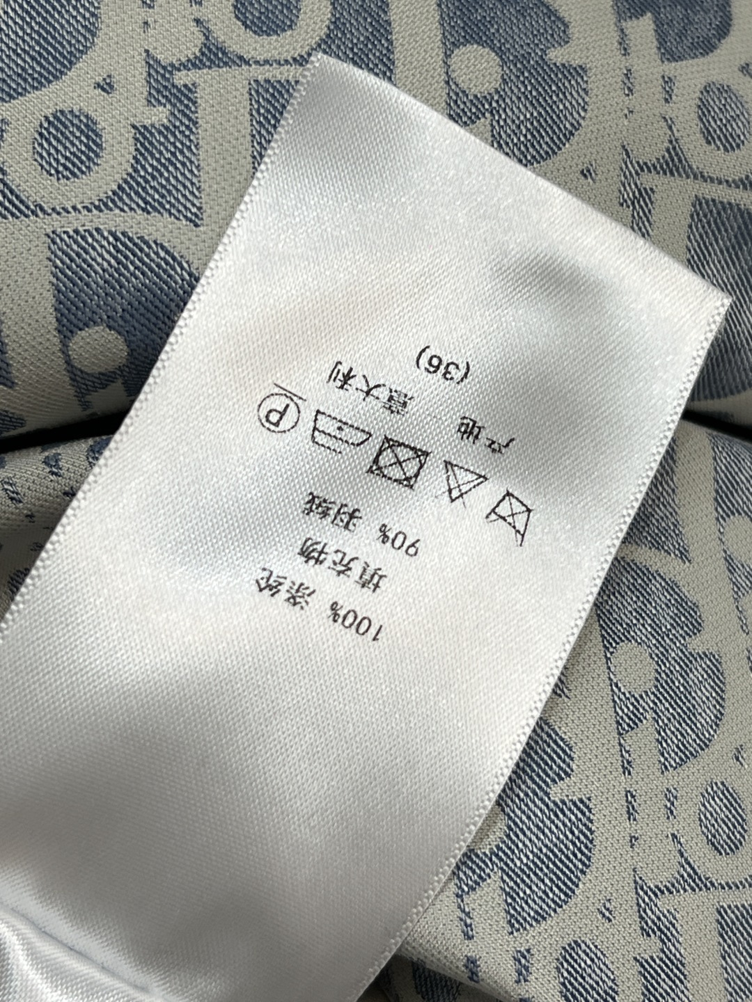 D家 25秋冬新款 D字母提花连帽羽绒服 经典老花提花面料+小蜜蜂刺绣 品牌感满满！背面有Christi