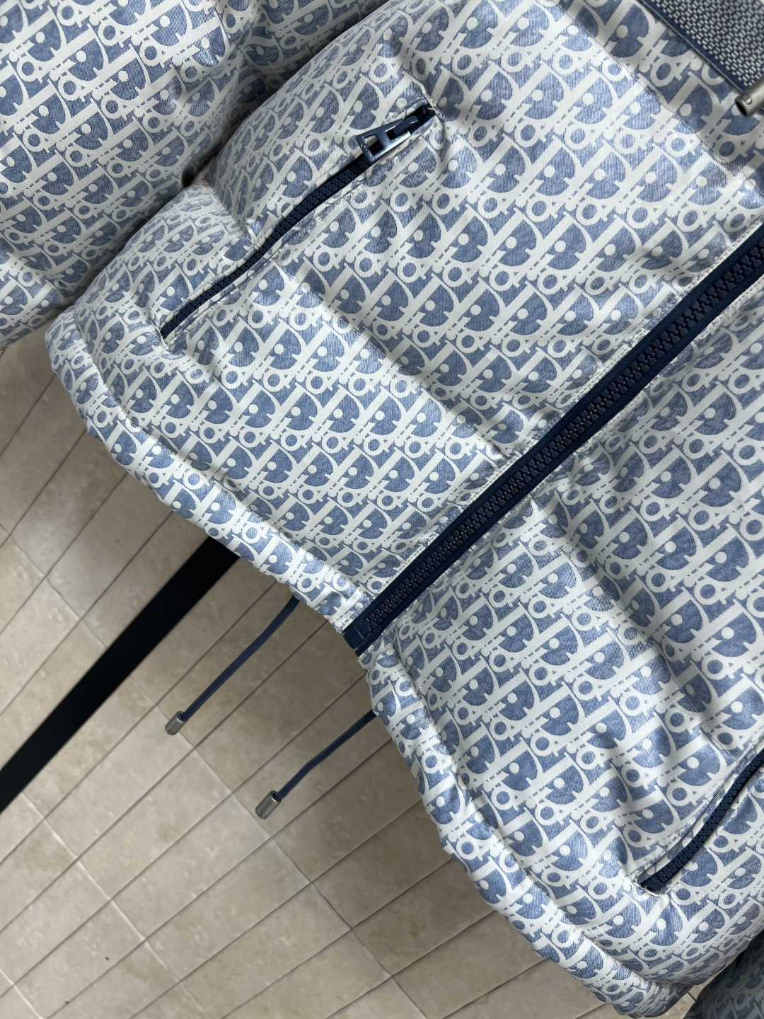 D家 25秋冬新款 D字母提花连帽羽绒服 经典老花提花面料+小蜜蜂刺绣 品牌感满满！背面有Christi