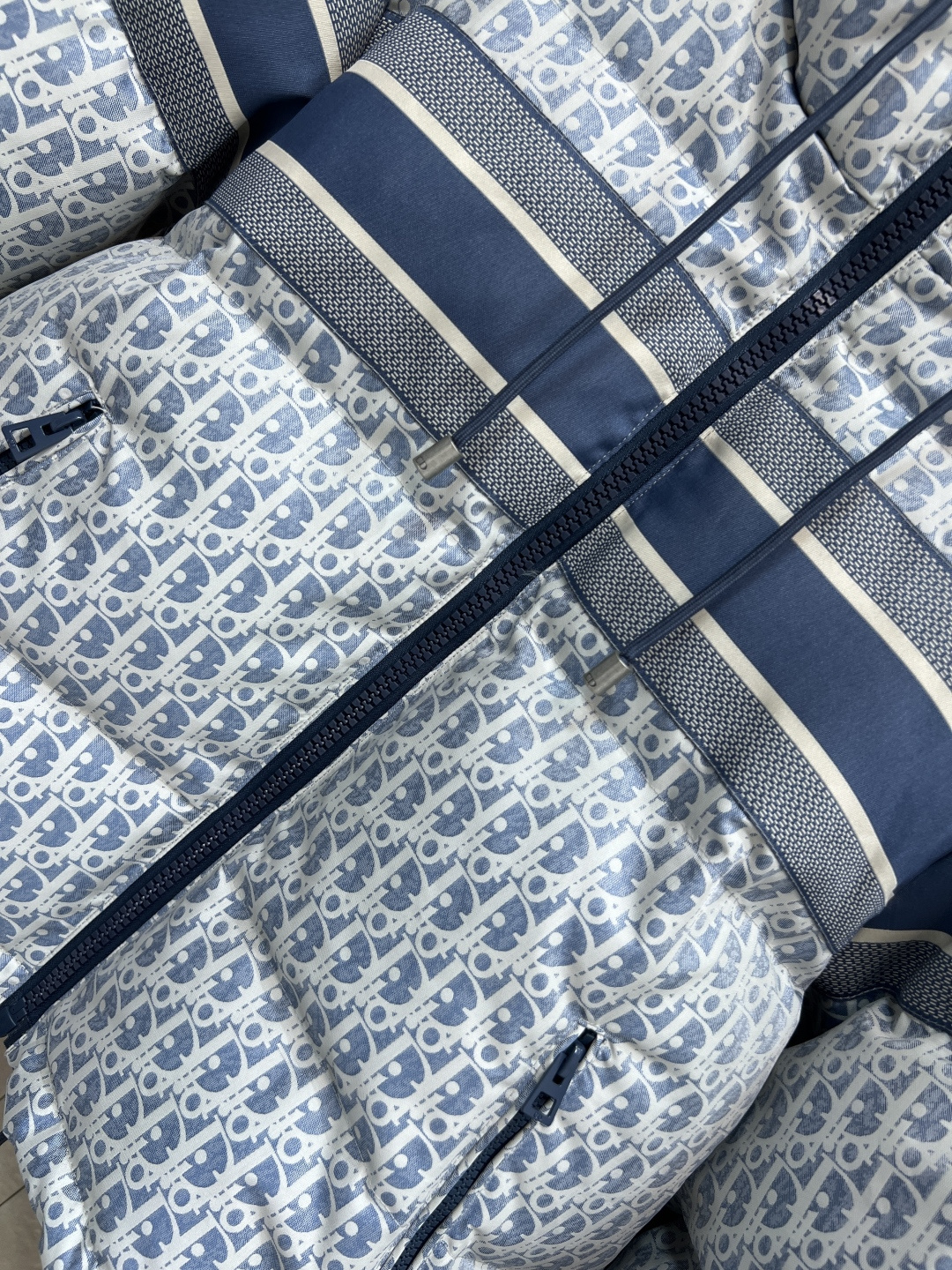 D家 25秋冬新款 D字母提花连帽羽绒服 经典老花提花面料+小蜜蜂刺绣 品牌感满满！背面有Christi