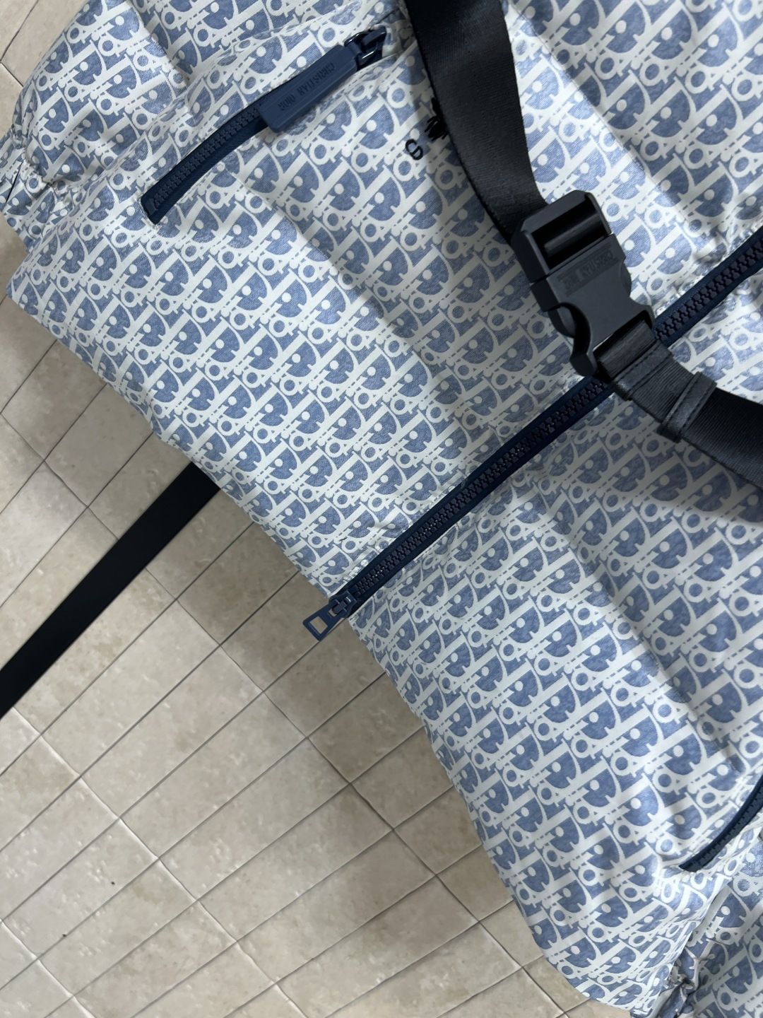 D家 25秋冬新款 D字母提花立领羽绒服 经典老花提花面料+小蜜蜂刺绣 品牌感满满！背面有Christi