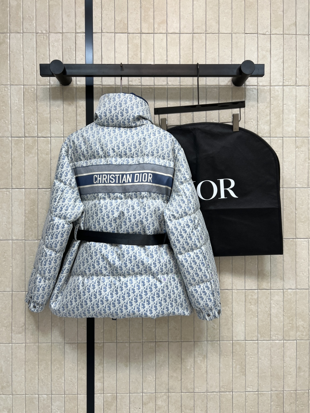 D家 25秋冬新款 D字母提花立领羽绒服 经典老花提花面料+小蜜蜂刺绣 品牌感满满！背面有Christi