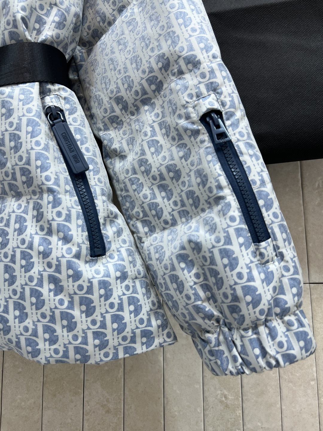 D家 25秋冬新款 D字母提花立领羽绒服 经典老花提花面料+小蜜蜂刺绣 品牌感满满！背面有Christi