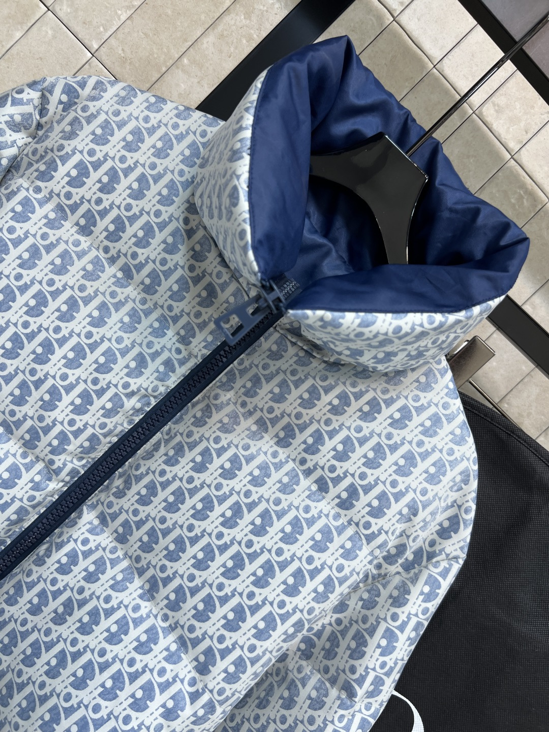 D家 25秋冬新款 D字母提花立领羽绒服 经典老花提花面料+小蜜蜂刺绣 品牌感满满！背面有Christi