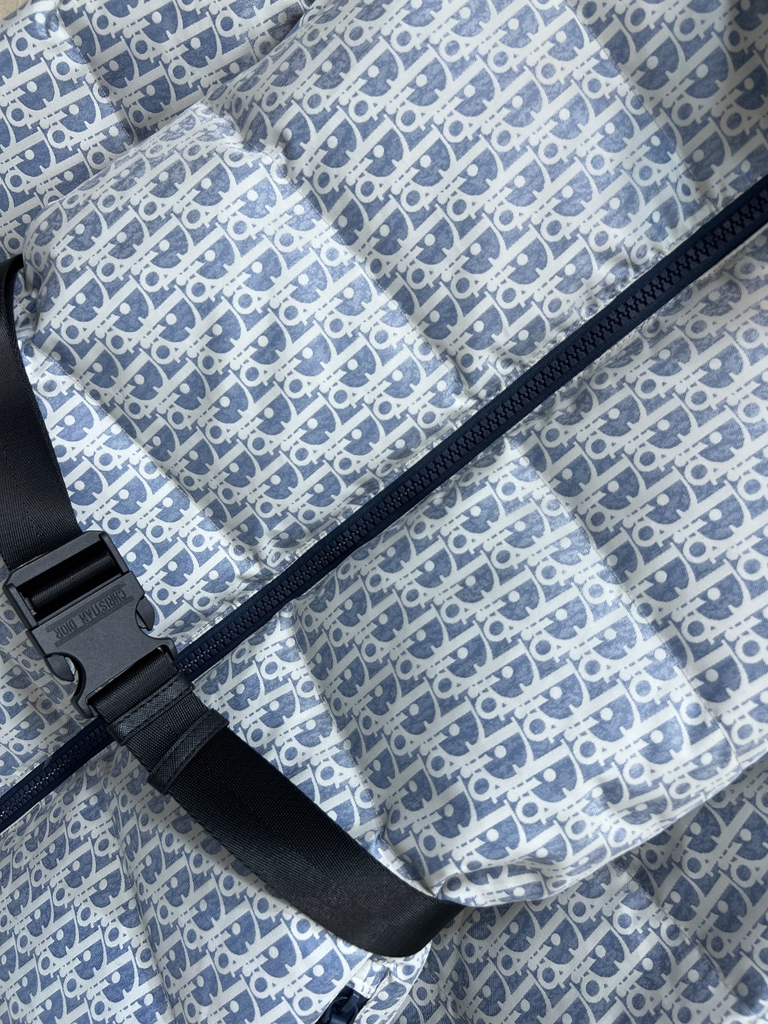 D家 25秋冬新款 D字母提花立领羽绒服 经典老花提花面料+小蜜蜂刺绣 品牌感满满！背面有Christi