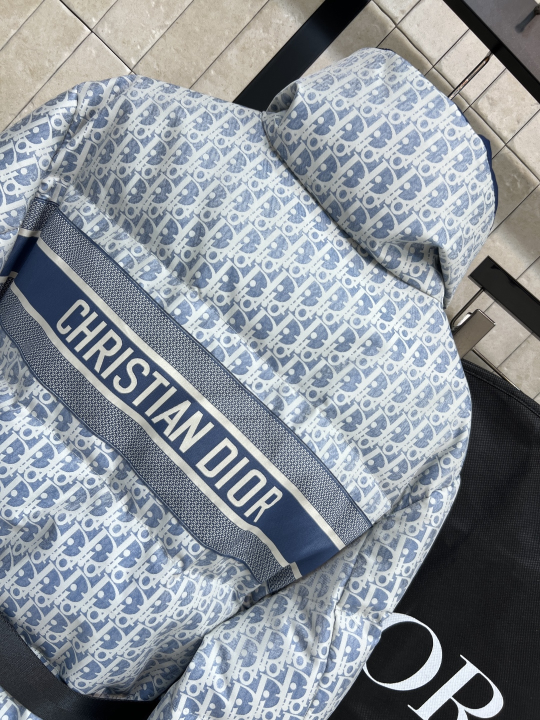 D家 25秋冬新款 D字母提花立领羽绒服 经典老花提花面料+小蜜蜂刺绣 品牌感满满！背面有Christi