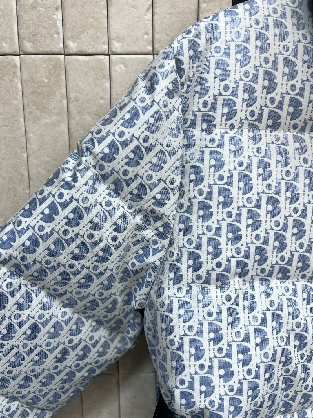 D家 25秋冬新款 D字母提花立领羽绒服 经典老花提花面料+小蜜蜂刺绣 品牌感满满！背面有Christi