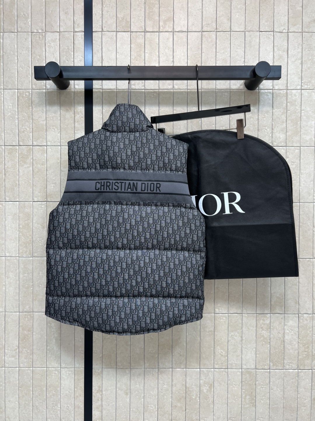 D家 25秋冬新款 D字母提花羽绒立领马甲 经典老花提花面料+小蜜蜂刺绣 品牌感满满！国标90羽绒填充 