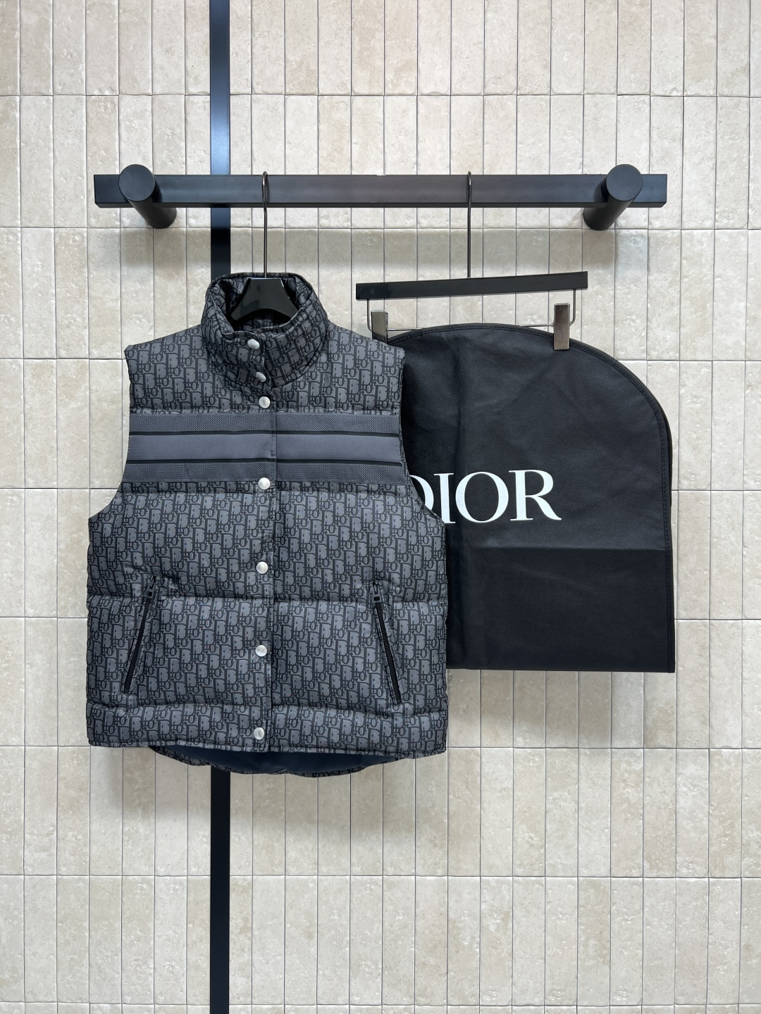 NO:570009,Comes with dust bag D Home 25 new autumn and winter D letter jacquard down stand collar vest Classic old flower jacquard fabric + little bee embroidery Full of brand sense!  National standard 90 down filling, online warmth retention, stand-up collar design, windproof, front snap button + zipper pocket, practical and fashionable, super versatile for autumn and winter layering, looks great with sweaters or jackets, can be used for commuting and leisure, a must-have item for winter wear!  Delivery dust bag, one color and three sizes SML, dior, hoodie, sweatshirts, jackets & coats, down jacket, alexander wang19860909配防尘袋D家 25秋冬新款 D字母提花羽绒立领马甲 经典老花提花面料+小蜜蜂刺绣 品牌感满满！国标90羽绒填充 保暖力在线 立领设计防风 正面按扣+拉链口袋 实用又时髦 秋冬叠穿超百搭 配卫衣或外套都很出彩 通勤休闲都能hold住 冬季穿搭必备单品！配送防尘袋一色三码 SML,,dior,hoodie,sweatshirts,jackets & coats,down jacket,alexander wang,Women's clothing