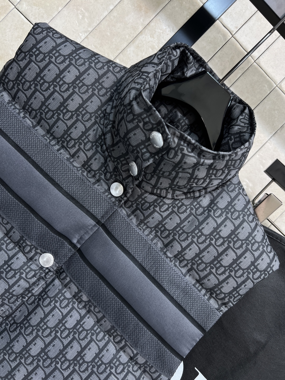 D家 25秋冬新款 D字母提花羽绒立领马甲 经典老花提花面料+小蜜蜂刺绣 品牌感满满！国标90羽绒填充 