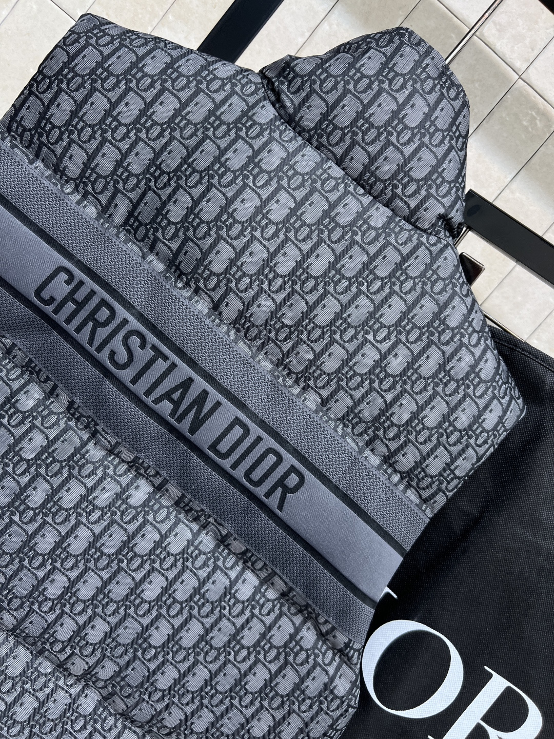 D家 25秋冬新款 D字母提花羽绒立领马甲 经典老花提花面料+小蜜蜂刺绣 品牌感满满！国标90羽绒填充 