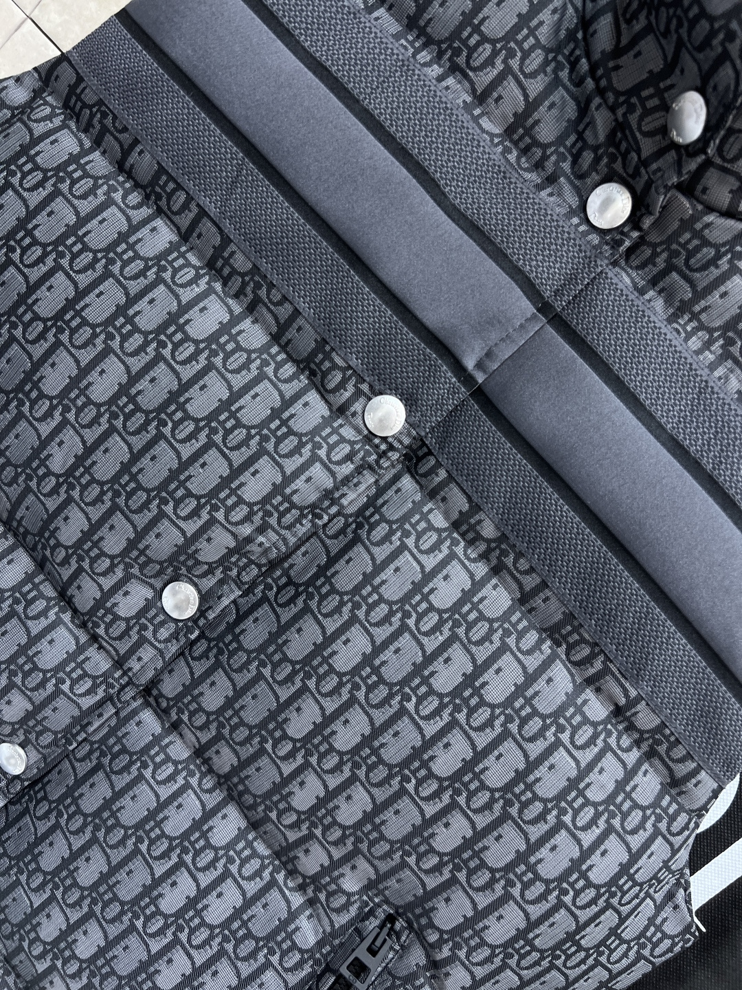 D家 25秋冬新款 D字母提花羽绒立领马甲 经典老花提花面料+小蜜蜂刺绣 品牌感满满！国标90羽绒填充 