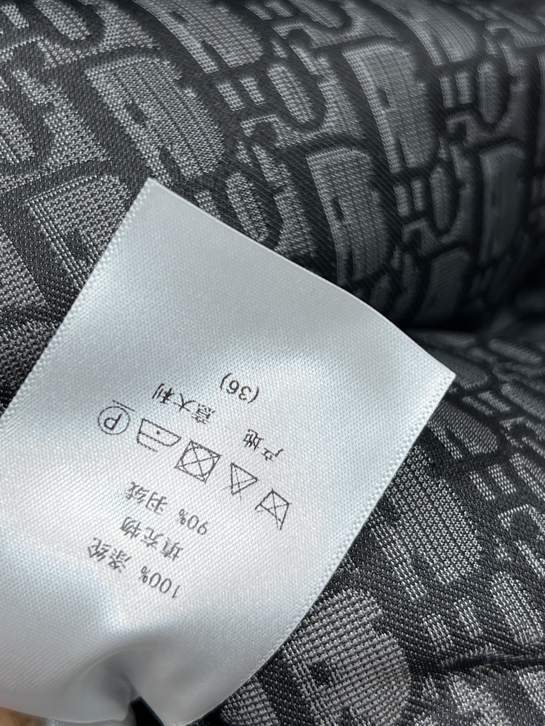 D家 25秋冬新款 D字母提花羽绒立领马甲 经典老花提花面料+小蜜蜂刺绣 品牌感满满！国标90羽绒填充 