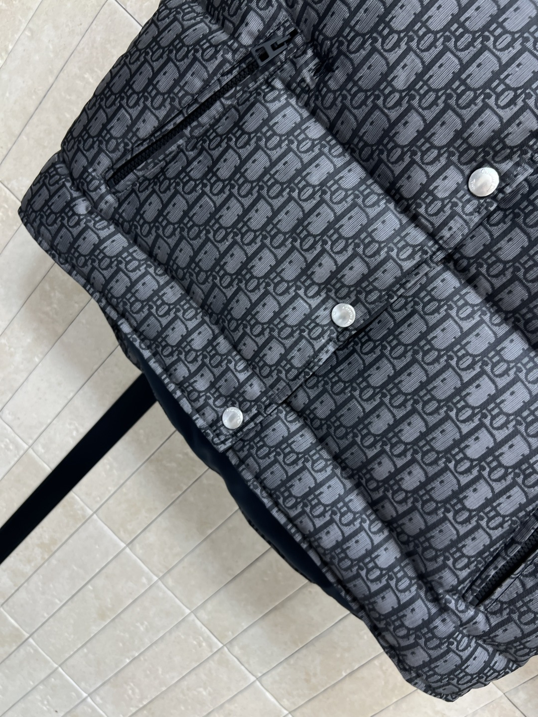 D家 25秋冬新款 D字母提花羽绒立领马甲 经典老花提花面料+小蜜蜂刺绣 品牌感满满！国标90羽绒填充 