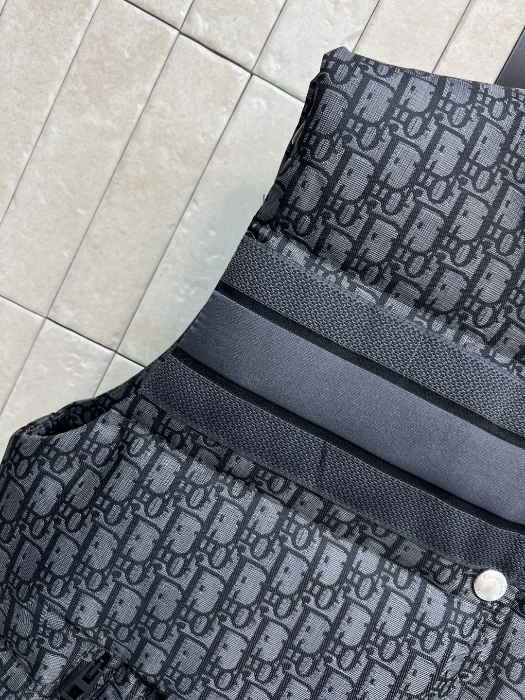 D家 25秋冬新款 D字母提花羽绒立领马甲 经典老花提花面料+小蜜蜂刺绣 品牌感满满！国标90羽绒填充 