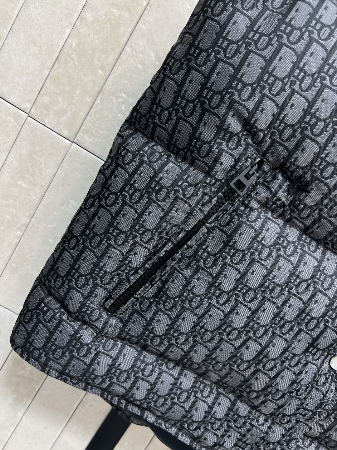 D家 25秋冬新款 D字母提花羽绒立领马甲 经典老花提花面料+小蜜蜂刺绣 品牌感满满！国标90羽绒填充 