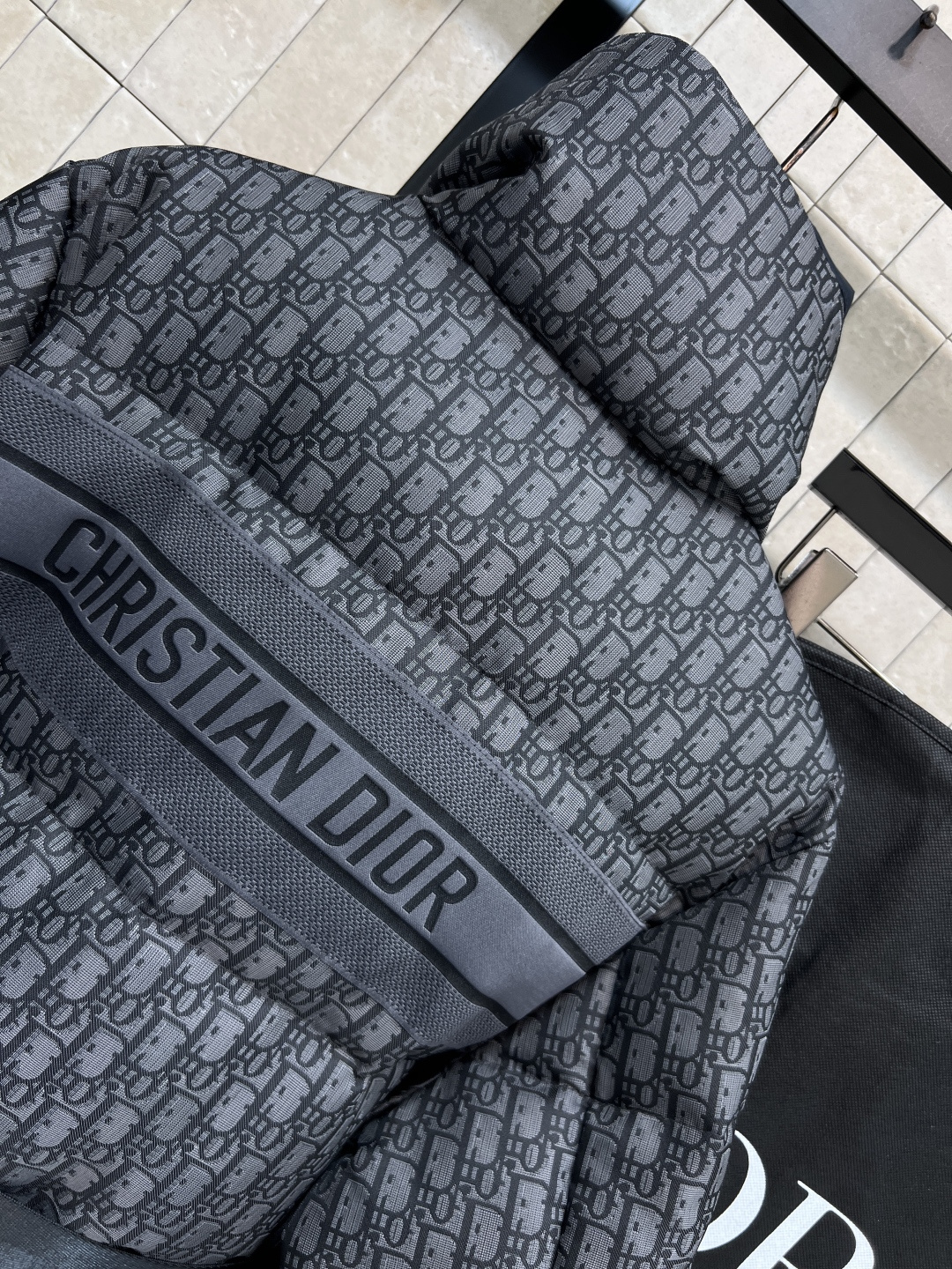 D家 25秋冬新款 D字母提花立领羽绒服 经典老花提花面料+小蜜蜂刺绣 品牌感满满！背面有Christi