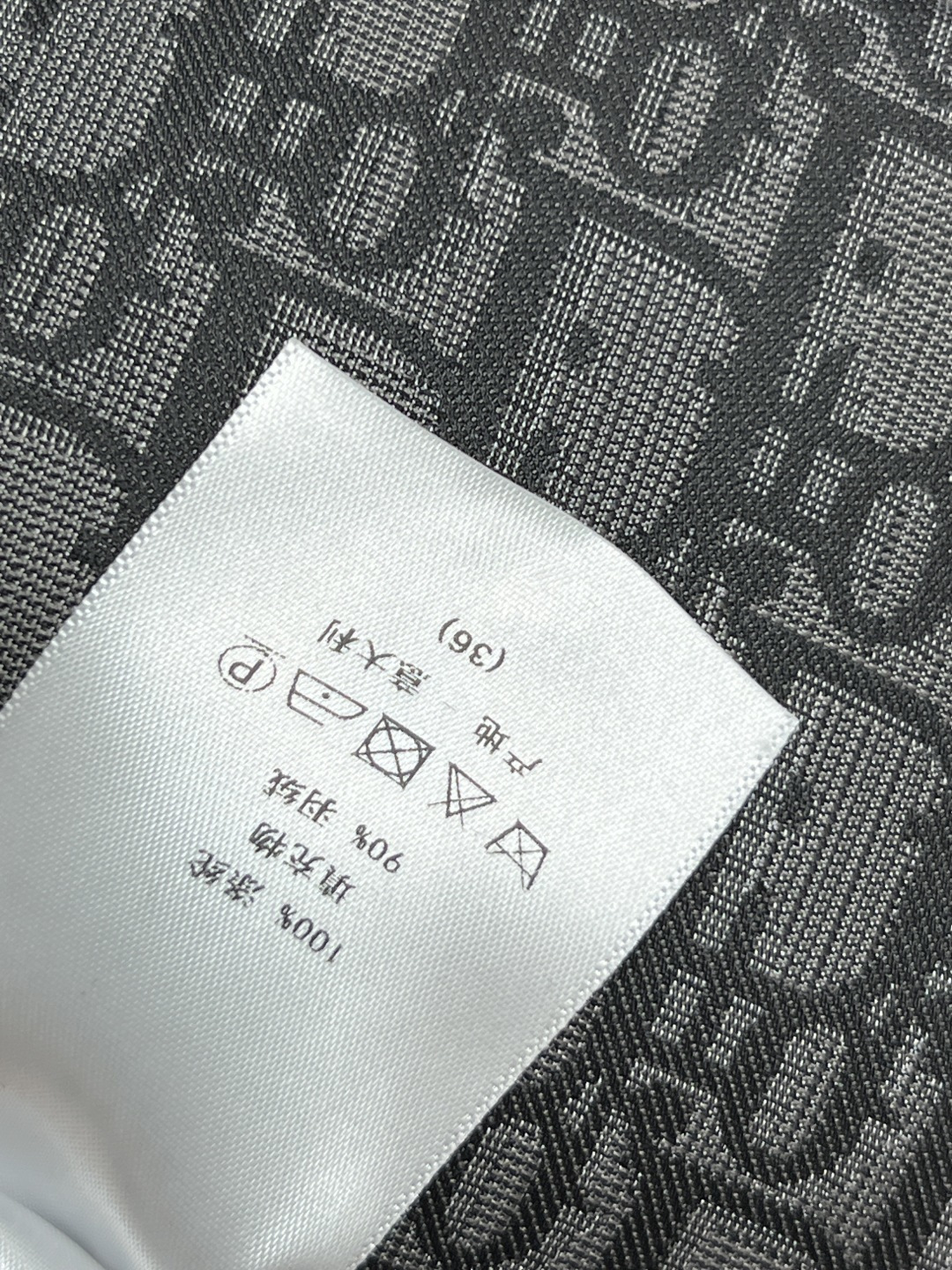 D家 25秋冬新款 D字母提花立领羽绒服 经典老花提花面料+小蜜蜂刺绣 品牌感满满！背面有Christi