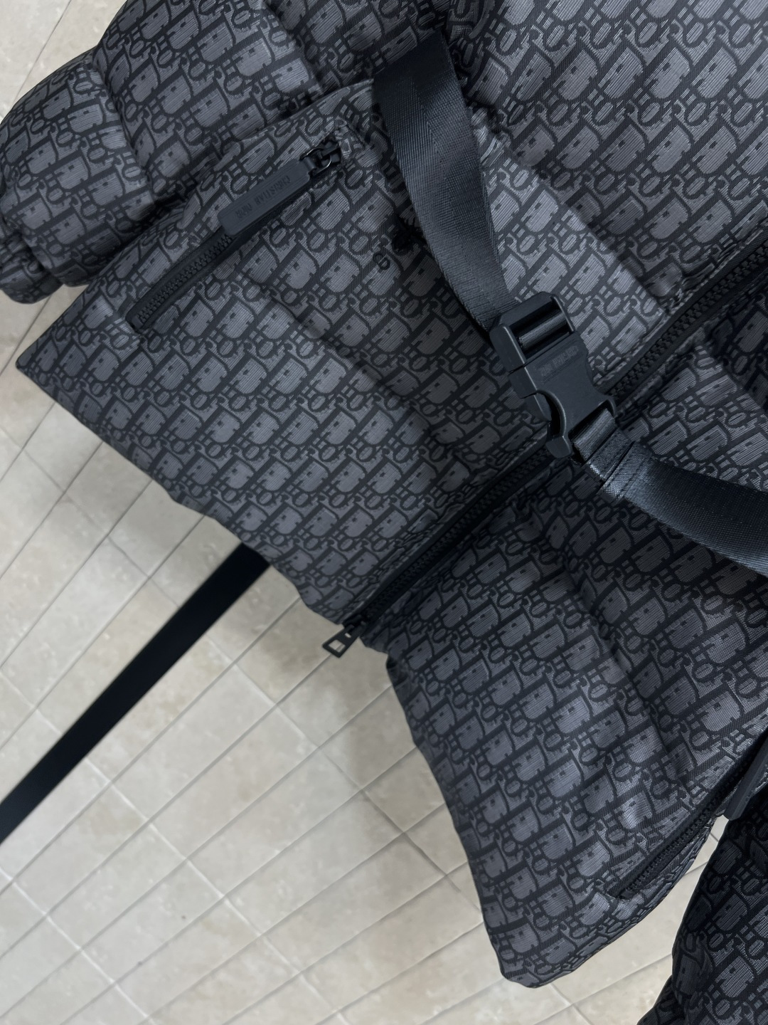 D家 25秋冬新款 D字母提花立领羽绒服 经典老花提花面料+小蜜蜂刺绣 品牌感满满！背面有Christi