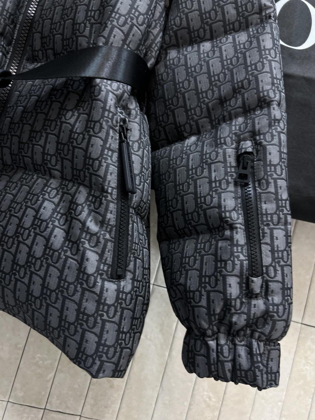 D家 25秋冬新款 D字母提花立领羽绒服 经典老花提花面料+小蜜蜂刺绣 品牌感满满！背面有Christi