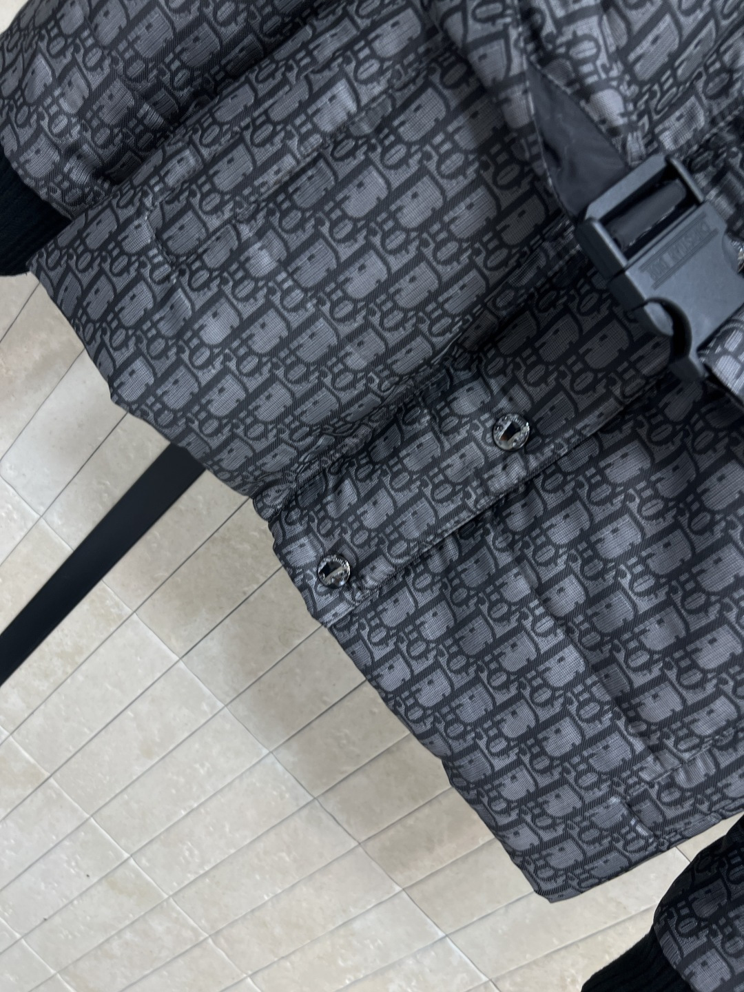 D家 25秋冬新款 D字母提花V领双面穿棉服 双面可穿设计 一面是经典D字母提花 另一面纯黑色 百搭又有