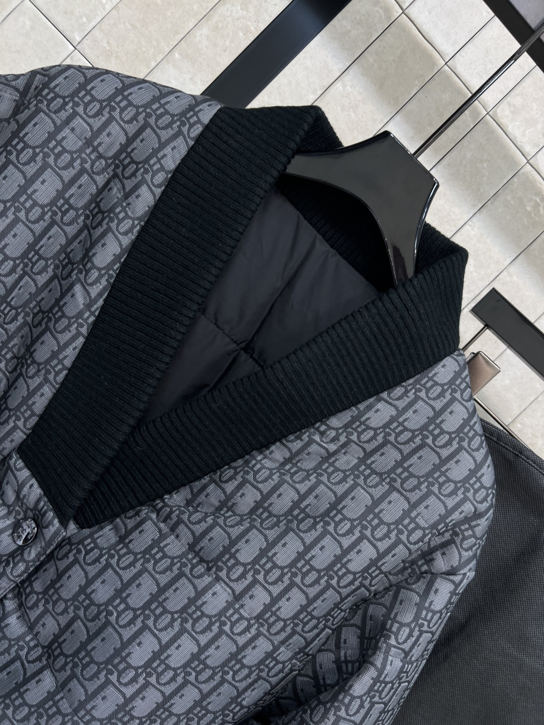 D家 25秋冬新款 D字母提花V领双面穿棉服 双面可穿设计 一面是经典D字母提花 另一面纯黑色 百搭又有