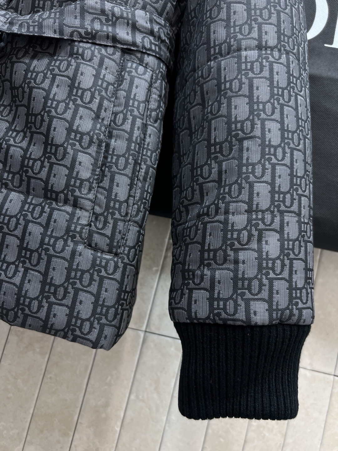 D家 25秋冬新款 D字母提花V领双面穿棉服 双面可穿设计 一面是经典D字母提花 另一面纯黑色 百搭又有