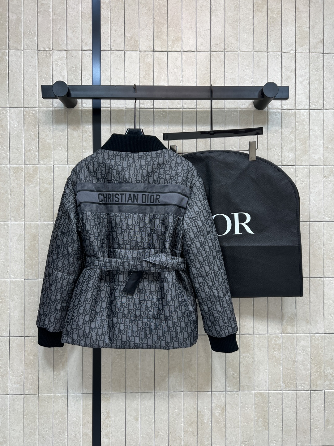 D家 25秋冬新款 D字母提花V领双面穿棉服 双面可穿设计 一面是经典D字母提花 另一面纯黑色 百搭又有