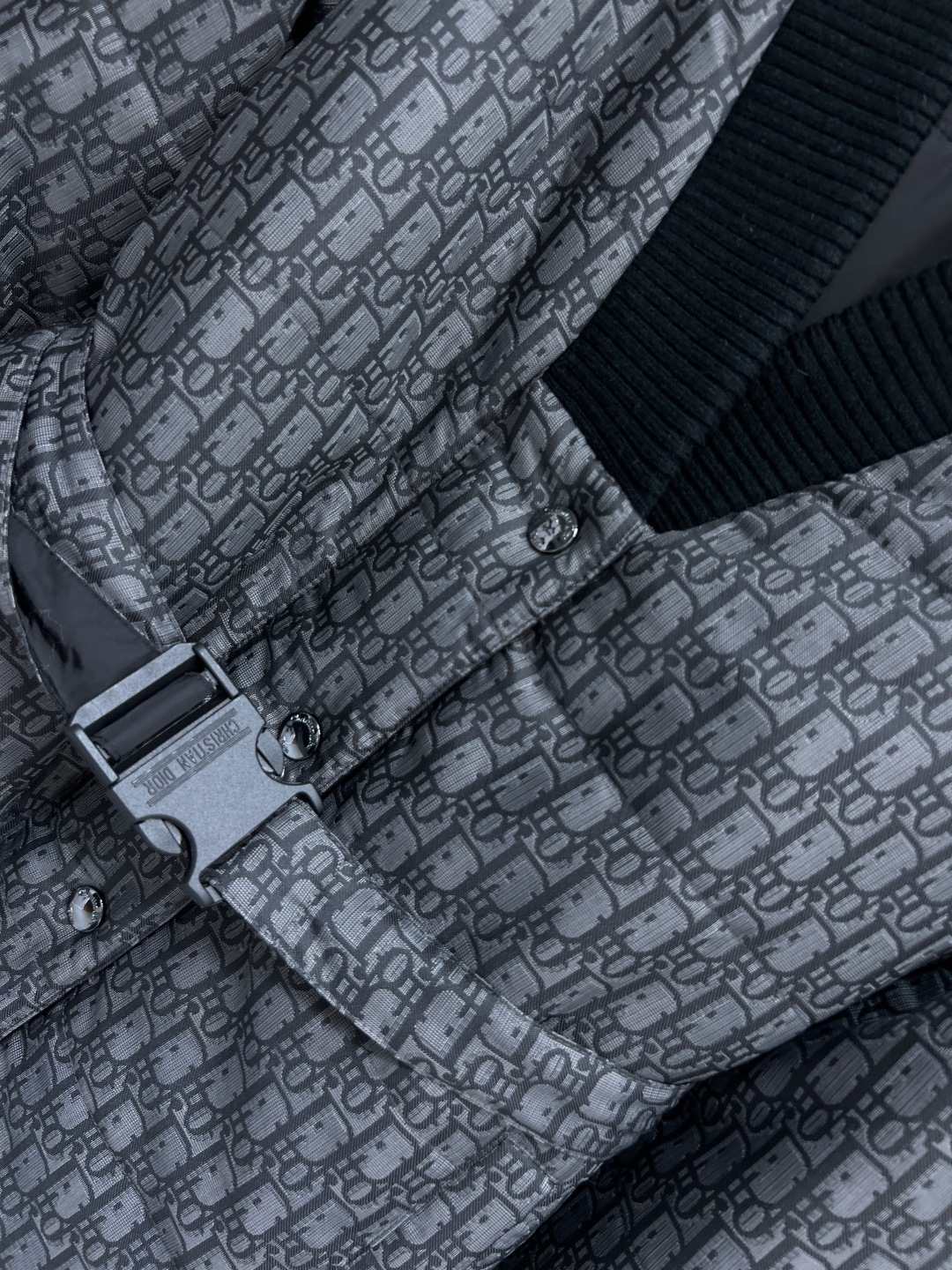 D家 25秋冬新款 D字母提花V领双面穿棉服 双面可穿设计 一面是经典D字母提花 另一面纯黑色 百搭又有